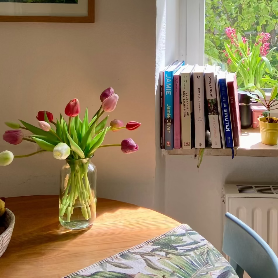 Tulpen auf einem Tisch